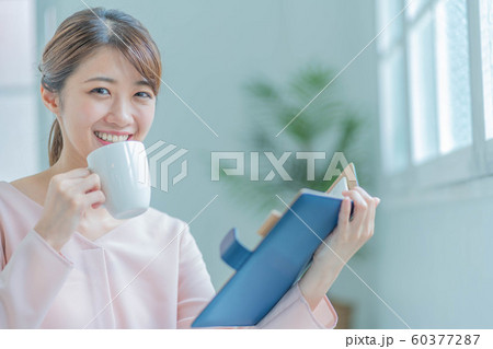 若い女性　ビジネスウーマン  カフェ　ライフスタイル  60377287