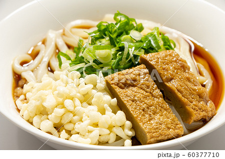 じゃこ天(愛媛県南予地方の特産品の魚肉練り製品)トッピングぶっかけうどん(冷)。 60377710