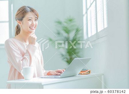 若い女性　ビジネスウーマン カフェ　ライフスタイル  60378142