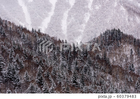 切り立った峠 60379483