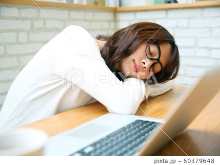 自宅にてパソコンと眠る女性イメージ 自宅にてパソコンと眠る女性イメージ 60379648