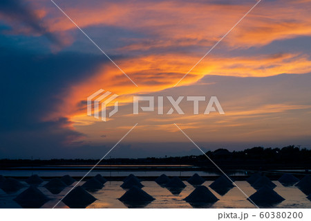 Salt in the salt fields in the evening During the Salt in the salt fields in the evening During the 60380200