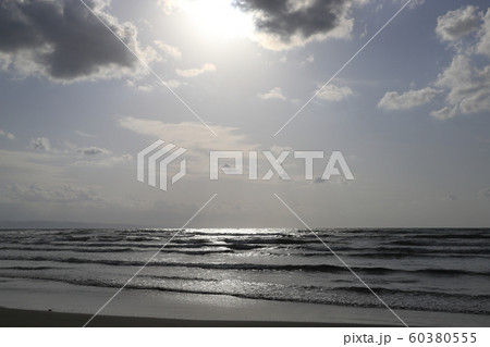 秋の曇り空と海と太陽の光 60380555