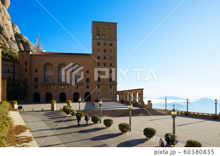 モンセラットの修道院と奇岩 60380835