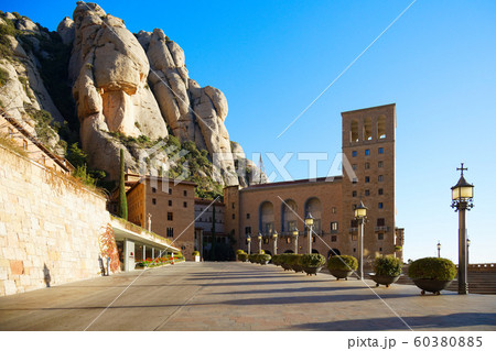 モンセラットの修道院と奇岩 60380885