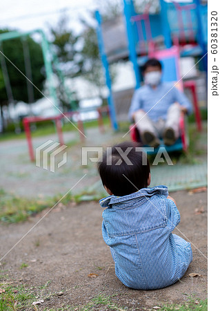 公園で遊ぶ乳幼児 60381320