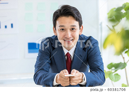 腰が低いビジネスマン 名刺交換 胸の高さ 腰が低いビジネスマン 名刺交換 胸の高さ 60381706