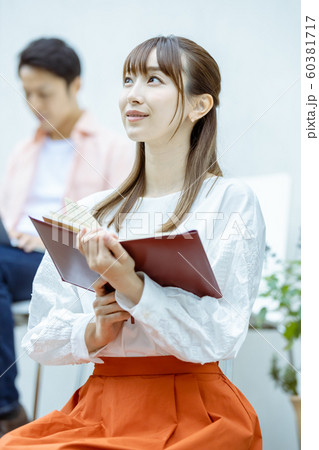 若い女性　閃く　思いつく　空想する　記憶する　思い描く 60381717