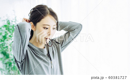 髪を結ぶ女性 髪を結ぶ女性 60381727