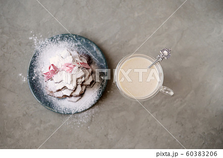 Alternative gingerbread Christmas tree 60383206