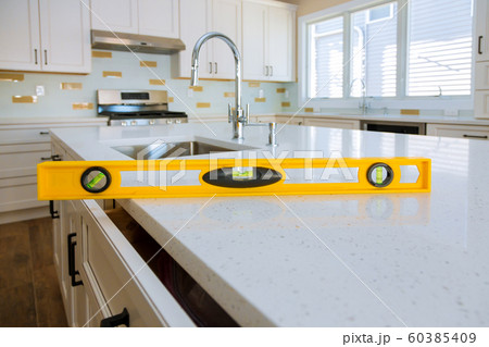 Leveling with countertops a sink in the cabinet Leveling with countertops a sink in the cabinet 60385409