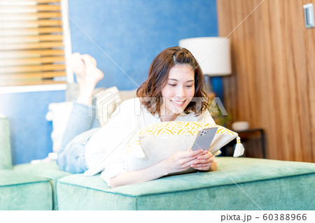 若い女性、スマホ、ポートレート、部屋 60388966