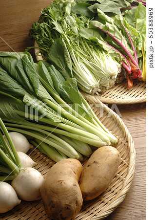 野菜　集合　かご　素材 60388969