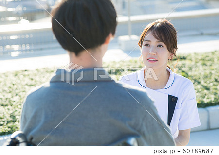患者と看護師 60389687