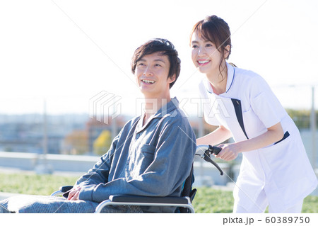 患者と看護師 患者と看護師 60389750