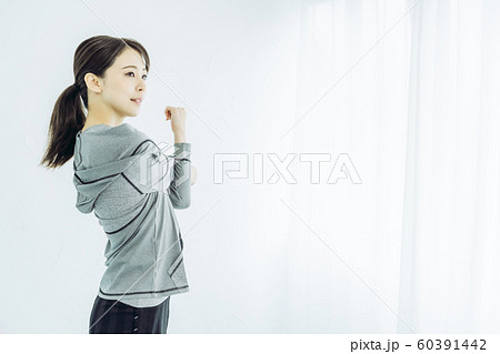 ストレッチする女性 60391442