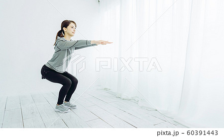 スクワットする女性 60391443
