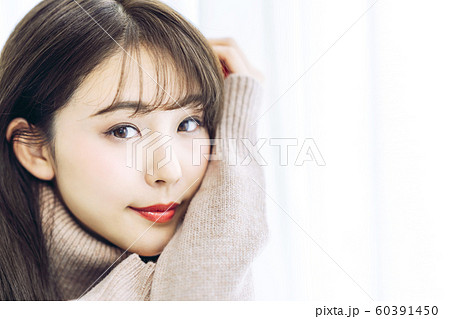 ニットを着た女性 ニットを着た女性 60391450