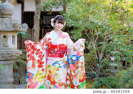 成人振袖撮影・晴れ姿の日本人女性 60391504