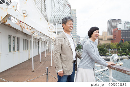 横浜夫婦旅行 山下公園界隈で昔新婚旅行で来た思い出を語る仲の良い夫婦 60392081