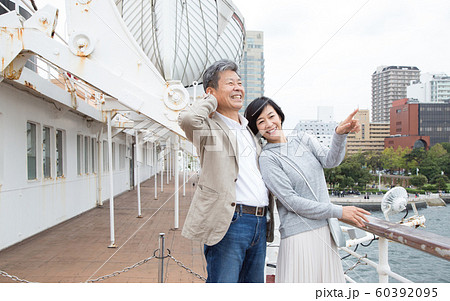 横浜夫婦旅行 山下公園界隈で昔新婚旅行で来た思い出を語る仲の良い夫婦 60392095