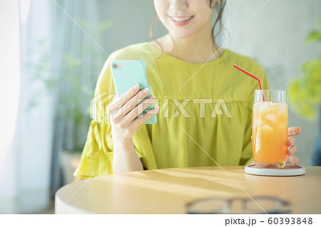 女性　スマホ　スマートフォン　携帯　携帯電話 60393848