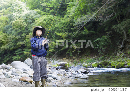 渓流釣りイメージ　釣りをする子供 60394157