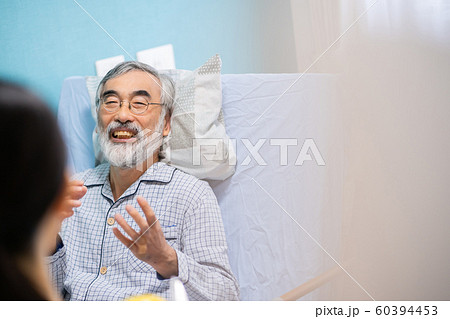 シニア男性と娘 60394453