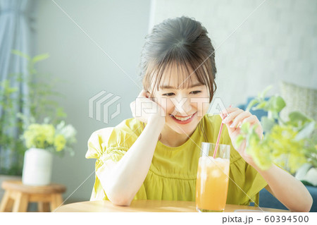 ジュースを飲む女性 60394500