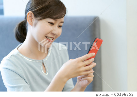 スマホ　30代　女性 60396555
