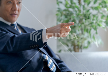指差す上司 指差す上司 60396569