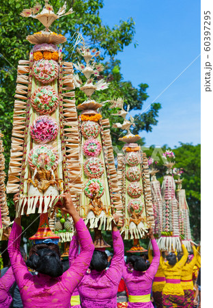 Balinese women with religious offering Balinese women with religious offering 60397295