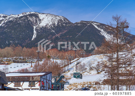 北八ヶ岳ロープウェイ山麓駅の駐車場から北東側の北横岳の眺望 60397885