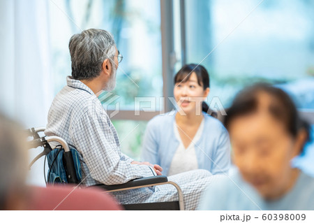 シニア男性と娘 60398009