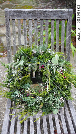 クリスマスリース アメリカ 庭の針葉樹で作るリース シャビーシック クリスマスリース アメリカ 庭の針葉樹で作るリース シャビーシック 60399333