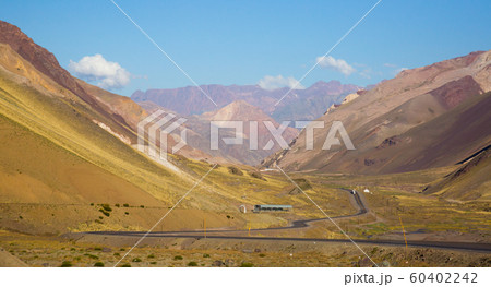 Road through mountain pass (Paso Los Libertadores) 60402242