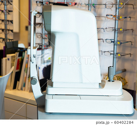 Auto refractometer in optical store 60402284
