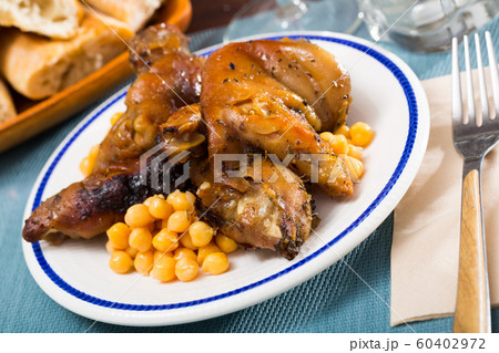 Baked pig trotters with garbanzos 60402972