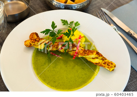 Cream soup of courgette with grissini 60403465