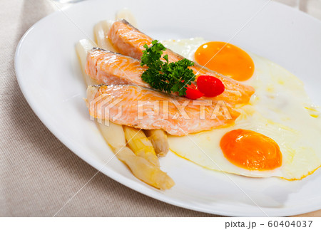 Fried salmon with scrambled eggs and asparagus 60404037