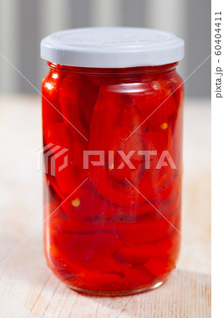 Canned red bell pepper in jar 60404411