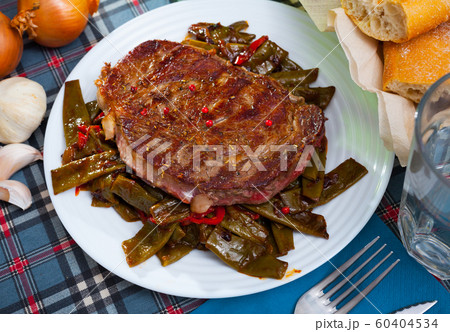 Beef steak with braised vegetables 60404534