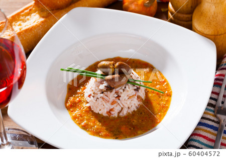 Chicken hearts with rice, creamy tomato sauce, wine 60404572