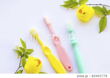 3 step tooth brush of baby 6 months ,8 months and 1 years olds with yellow duck toy health care of baby 60405779