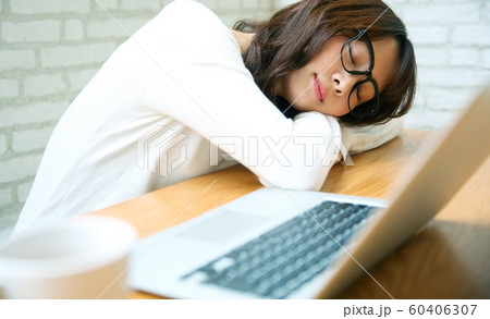 自宅にてパソコンと眠る女性イメージ 60406307