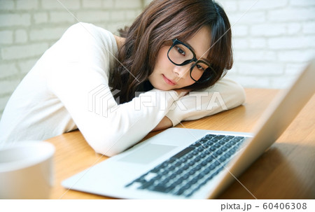 自宅にてパソコンと疲れた女性イメージ 60406308