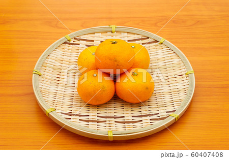 ざるに盛ったミカン 60407408