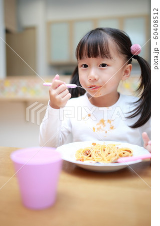 パスタ (スパゲティ ミートソース 育児 子育て 教育 食べこぼし 食べ散らかし 幼児 園児 子供) パスタ (スパゲティ ミートソース 育児 子育て 教育 食べこぼし 食べ散らかし 幼児 園児 子供) 60408512