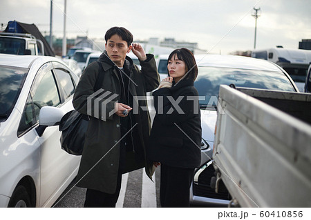 駐車場で車を探すカップル 60410856