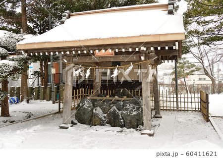 北海道函館市湯倉神社境内の冬の雪景色の風景を撮影 60411621